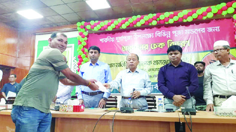 বান্দরবানে বিভিন্ন পূজামন্ডপে  অনুদানের চেক বিতরণ